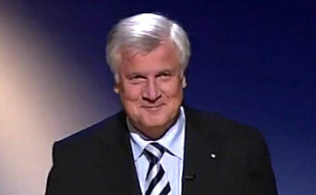 Меркель и Зеехофер выступают за гибкую квоту женщин в руководстве предприятий