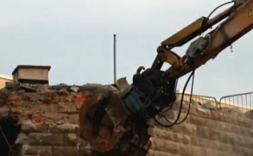 Экскаваторы сносят южное крыло вокзала в Штутгарте