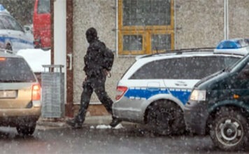 Полиция ведёт переговоры с преступником, захватившим заложницу в тюрьме Видеокадр пользователя igor savenkov, YouTube