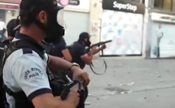 В Стамбуле идут уличные бои