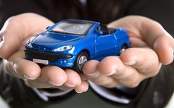 Незнакомка подарила на улице парню автомобиль