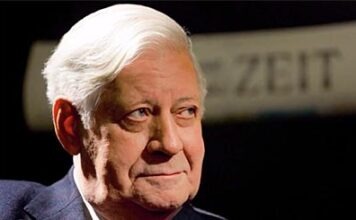 Бывший канцлер ФРГ Гельмут Шмидт лежит в отделении интенсивной терапии