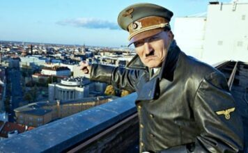 Актер месяц ездил по Германии в костюме Гитлера