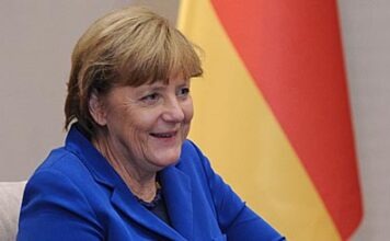 44 депутата выступили против Меркель