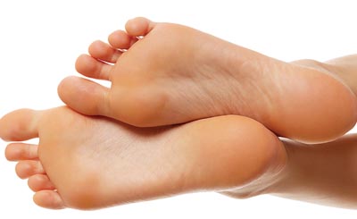 эрин спаневелло босиком. ступни девушек. ступни на цыпочках. человек бежит босиком. босые ноги.