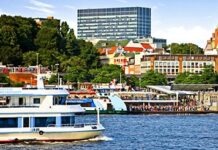 Пассажирский паром частично затонул рядом с Гамбургом