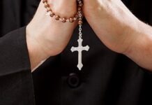 Берлинская школа запретила учительнице носить крестик