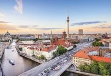 Катар одел скульптуру с обнаженной грудью на дипломатической вилле в Берлине