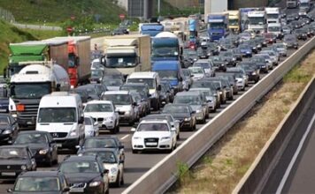 ADAC предупреждает о больших пробках на дорогах в предстоящие выходные
