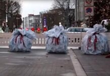 На немецких улицах появились необычные „рождественские подарки“