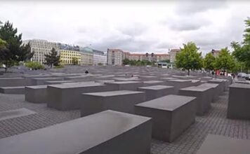 Во дворе политика-антисемита установили мемориал Холокосту