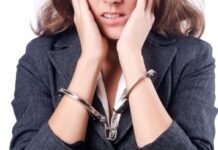 Пенсионерка отправила фальшивую полицейскую за решетку