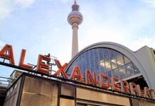 Коммунисты прошли по Берлину с танком