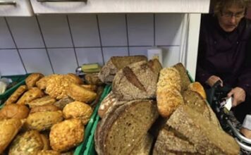 Пункты раздачи бесплатной еды обеспечивают продуктами питания всё больше пенсионеров