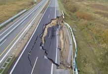 Провал на автомагистрали А20 продолжает увеличиваться