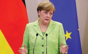 В Штральзунде неизвестные принесли к избирательному офису Меркель похоронные свечи и розы