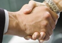 В Рейнланд-Пфальце полицейский будет наказан за отказ пожать руку коллеге-женщине