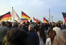 Тысячи немцев вышли на марши мира