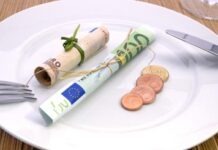 Школьнице не выдали аттестат из-за долга в 3 евро