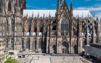 В Кёльнском соборе появились первые четыре женщины-охранницы