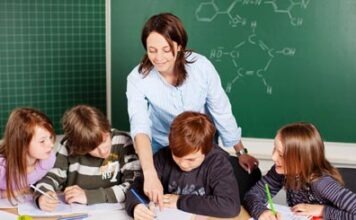 Тысячи учителей в Германии ушли на летние каникулы безработными