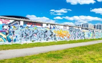 На Берлинской стене реставрируют несколько сегментов