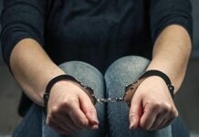 В метро Берлина женщина с ножом напала на группу: двое тяжело ранены