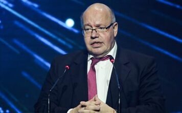 Министр Альтмайер упал со сцены во время цифрового саммита