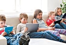 Использование мобильного телефона родителями наносит вред маленьким детям