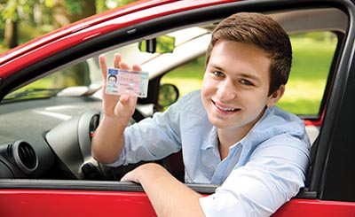 Jugendlicher mit neuem Auto und Führerschein