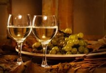 При минус восьми градусах виноделы Хеппенхайма собирают виноград для «ледяного» вина