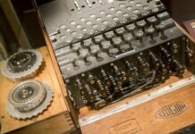 Специалисты проводят восстановление шифровальной машины «Энигма» из Балтийского моря