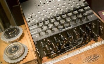 Специалисты проводят восстановление шифровальной машины «Энигма» из Балтийского моря