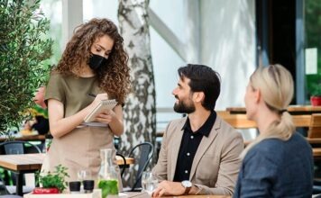 Германия оживает: много людей в кафе и на пляжах