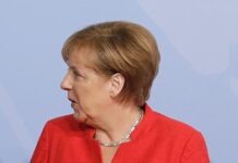 В Эрцгебирге появился сувенир: фигурка Ангелы Меркель, которая «курит»