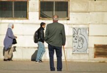 Ожидаемая продолжительность жизни впервые за много лет падает из-за пандемии