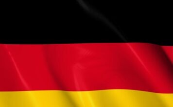 Парашютисты развернули в воздухе флаг Германии