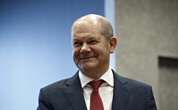 Журналисты ZDF иронично «наградили» Олафа Шольца, подколов Фридриха Мерца