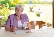 В каких регионах пенсионеры тратят на жизнь меньше