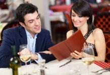 Из-за инфляции жители Германии экономят на посещении ресторанов