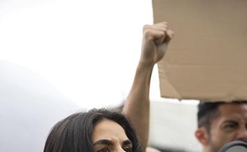 Активисты Гринпис провели акцию на трубопроводном корабле в Балтийском море