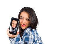 Тысячи людей в Германии шантажируют интимными фотографиями