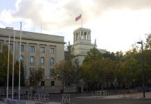 После смерти Навального прошла демонстрация перед посольством России в Берлине