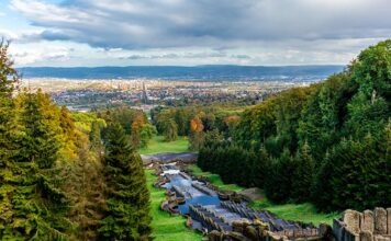 Горный парк Вильгельмсхёэ приглашает полюбоваться световым искусством