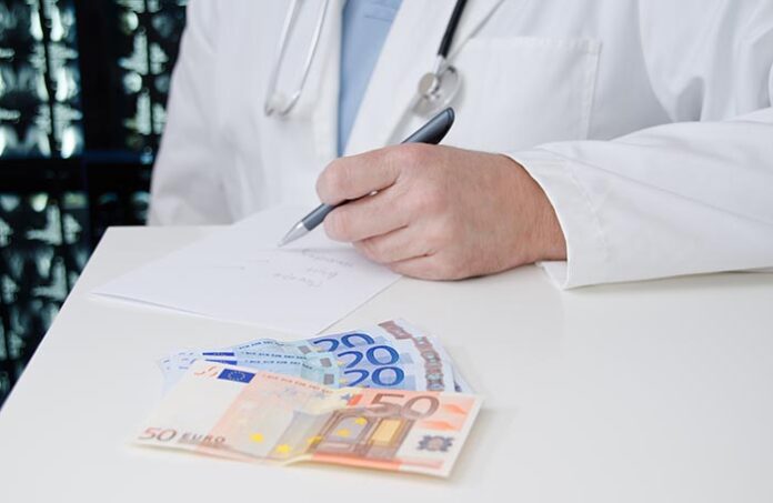 Arzt verschreibt Anwendeungen gegen Bezahlung