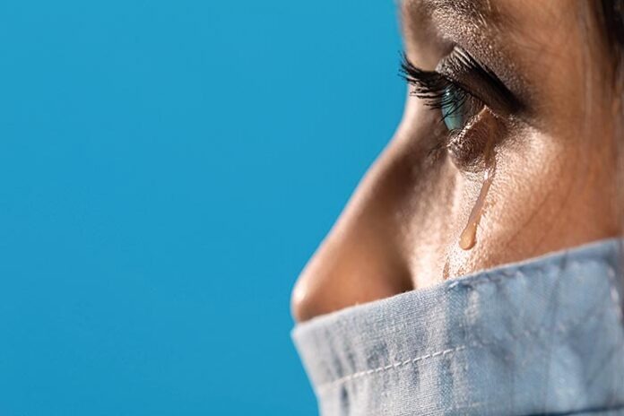 A young lady doctor is crying after losing a long-treated patient infected with COVID-19.