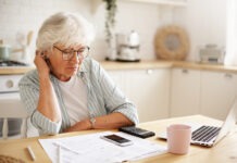 Пенсии с февраля 2026: у части людей на руках будет меньше, а выбор месяца выхода становится критичным