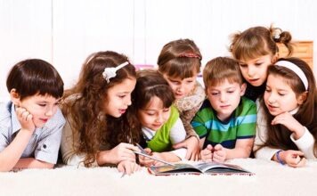 Скандал в Лейпциге: депутат AfD раздал детям комиксы о войне и вызвал обвинения в пропаганде