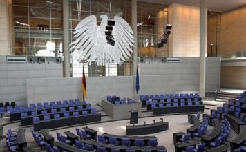 Бундестаг снял иммунитет с двух депутатов