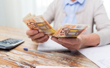 Мерц обещает не сокращать пенсии, но требует новой пенсионной модели